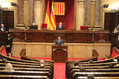 Plano general del hemiciclo del Parlamento con el vicepresidente del Gobierno con funciones de presidente, Pere Aragonès, en el centro.