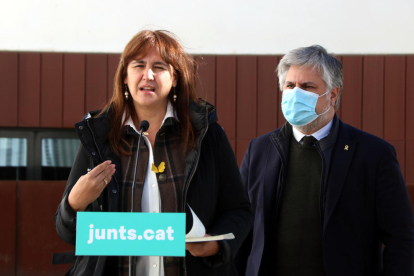 La candidata de JxCat el 14-F, Laura Borràs, en declaracions als mitjans des de Vila-seca juntament amb el cap de llista per Tarragona, Albert Batet.