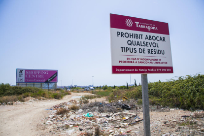 Un cartell a les Gavarres per evitar que s'hi aboquin residus.