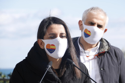 La presidenta de Cs, Inés Arrimadas, al lado del candidato a la Generalitat Carlos Carrizosa.
