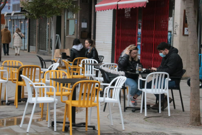 Imagen de la terraza de un bar de la Zona Alta de Lleida.
