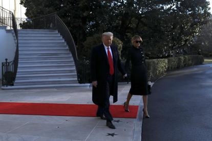 Donald Trump y su esposa, Melania Trump, se marchan de la Casa Blanca,