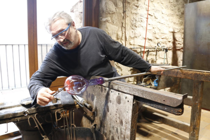 El maestro vidriero del Museo y Horno del Vidrio de Vimbodí y Poblet, Paco Ramos, elaborando artesanalmente un porrón en el taller del museo.