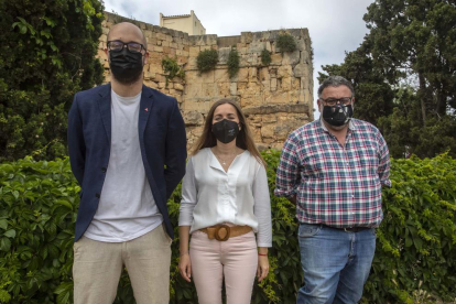 El conseller de Patrimoni Hermán Pinedo; l'arqueòleg municipal, Joan Menchón i Roser Martín, Delegada diocesana per al patrimoni cultural de l'Arquebisbat de Tarragona.