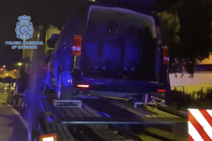 Imagen extraída del vídeo policial donde se ve el trailer parado en la carretera.