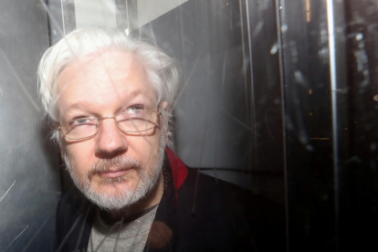 Imatge d'arxiu del fundador de WikiLeaks, Julian Assange, sortint dels jutjats a Londres.
