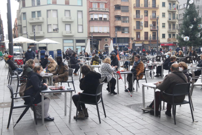 La plaça Corsini de Tarragona, amb diverses taules ocupades a la terrassa