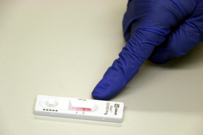 Imagen de un test rápido de antígenos con resultado negativo.