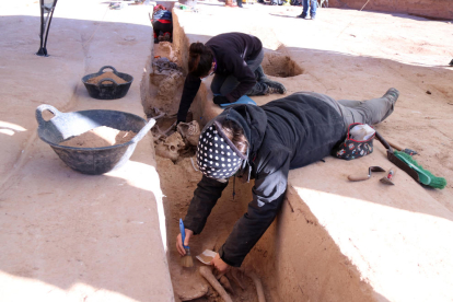 Los trabajos de excavación de una de las fosas de la masía de Santa Magdalena, en Móra d'Ebre.