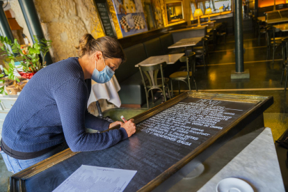 Marta Ferré escriu les propostes gastronòmiques que ofereix l'establiment Cappuccino de la plaça de la Font.
