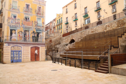 Imagen de la plaza Sedassos de Tarragona y las escaleras de madera que se han construido en el circo romano.