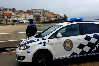 La Policia Local de Poio en el puerto de Raxó.