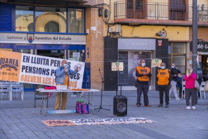 Miembros de Marea Pensionista, ayer en la plaza Corsini.