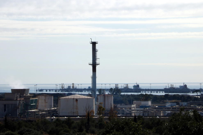 Zona de la petroquímica de Tarragona, propera a l'àrea afectada per l'explosió a la planta d'IQOXE.