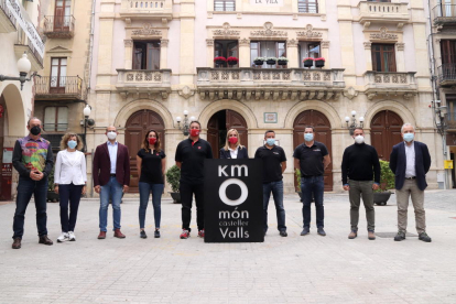 Els impulsors de la represa castellera a Valls, a la plaça del Blat.
