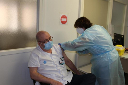El doctor Llorenç Mairal, director del Hospital Joan XXIII recibiendo la vacuna.