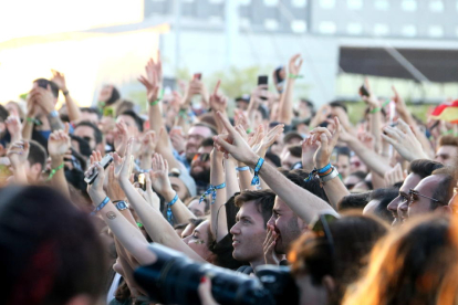 Públic aixecant les mans durant un dels concerts del Primavera Sound 2019.