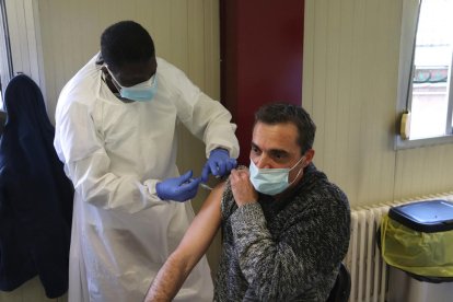 Un docente gerundense recibiendo una vacuna contra la covid-19.
