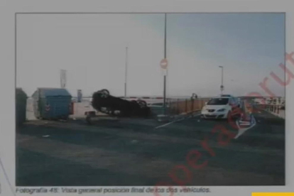 Una fotografia dels Mossos de l'Audi A3 bolcat que els cinc terroristes va