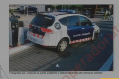 El vehículo policial después de ser embestido por el Audi A3 que los cinco terroristas utilizaron en Cambrils.