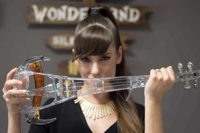 Astrid Torrente con su instrumento: el violín transparente.