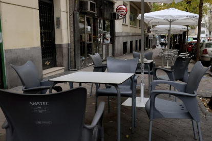 Madrid ampliará de cuatro a seis el número máximo de personas en las mesas|tablas de los restaurantes.