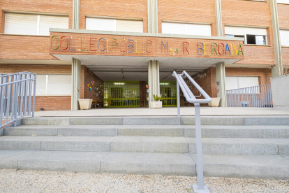Imatge de l'entrada a l'escola.
