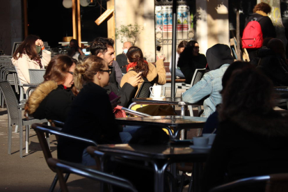 Un grupo de clientes sentados en las terrazas de la plaza de la Vila de Gràcia.