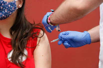 Detalle de una mujer recibiendo una dosis de la vacuna anticovid.
