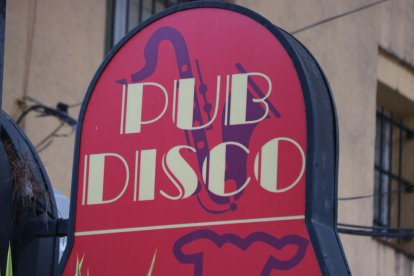 Imatge del cartell d'una discoteca  a la Costa Brava.