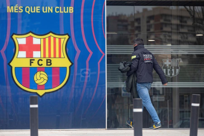 Un agente de los Mossos d'Esquadra entrando en las oficinas del FC Barcelona este lunes.