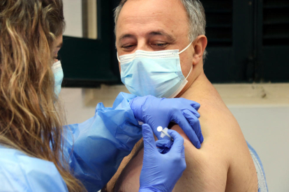 Personal sanitario pone las primeras vacunas contra la covid-19 al personal sanitario del Hospital de Santa Creu i Sant Pau.