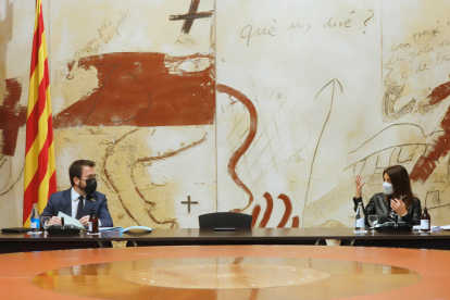 El vicepresidente de la Generalitat con funciones de presidente, Pere Aragonès, conversando con la consellera de Presidència en funciones, Meritxell Budó.