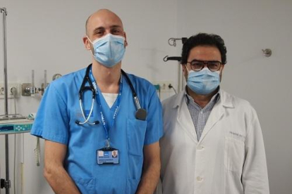 D'esquerra a dreta, els doctors Robert Güerri i Juan Pablo Horcajada.