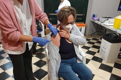 Una mujer recibe la vacuna en Roquetes.