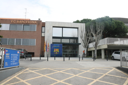 Imatge de l'entrada de les oficines del Barça amb els Mossos a dintre fent registres l'1 de març del 2021 .
