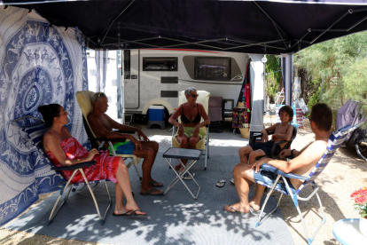 Una família holandesa conversant asseguts a la seva parcel·la al càmping Clarà de Torredembarra el passat estiu.
