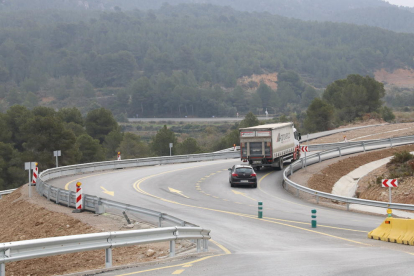 Un camión y un coche circulante por el tramo provisional a causa de las obras del A-27 en Montblanc.
