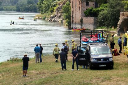 Los efectivos de emergencias trabajando en el punto donde se hace la investigación|búsqueda del joven desaparecido al río Ebro a la altura de Miravet.