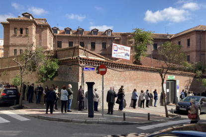 Colas de votantes en el colegio Santa Susana de Madrid.