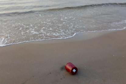 Imagen de la urna en la arena de la playa Llarga.