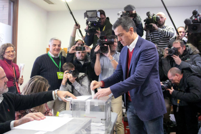Imagen de archivo de Pedro Sánche votando a las elecciones del 10-N.