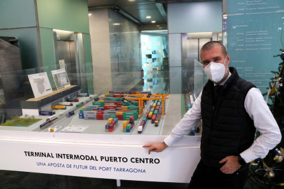 El presidente del puerto de Tarragona, Josep Maria Cruset, al lado de una maqueta de la futura terminal intermodal Port Centre en Guadalajara.