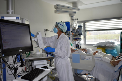 Un dels boxs de l'UCI de l'hospital Santa Caterina de Salt amb un pacient ingressat per coronavirus.