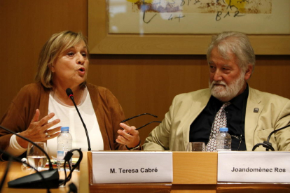 La presidenta de la secció filològica de l'IEC, Maria Teresa Cabré, i el president de l'IEC, Joandomènec Ros, en roda de premsa, aquest dimarts 25 d'octubre (horitzontal)