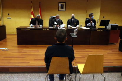 El acusado de abusar sexualmente de una menor en la Bisbal d'Empordà durante el juicio.