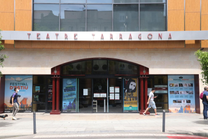 Imatge de l'exterior del Teatre Tarragona i l'accés al vestíbul.