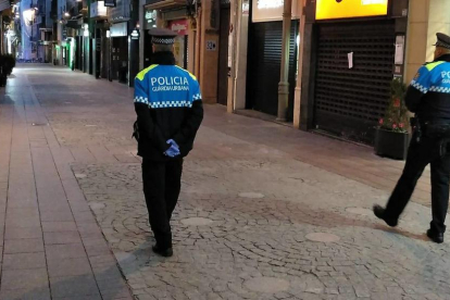 Dos agents de la Guàrdia Urbana de Reus passejant pels carrers de la ciutat.