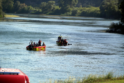 Els efectius d'emergència en el moment en què s'ha trobat el cos del jove de 15 anys desaparegut al riu Ebre.