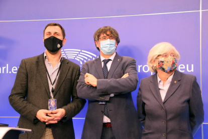 Pla mitjà dels eurodiputats de JxCat Carles Puigdemont, Toni Comín i Clara Ponsatí.